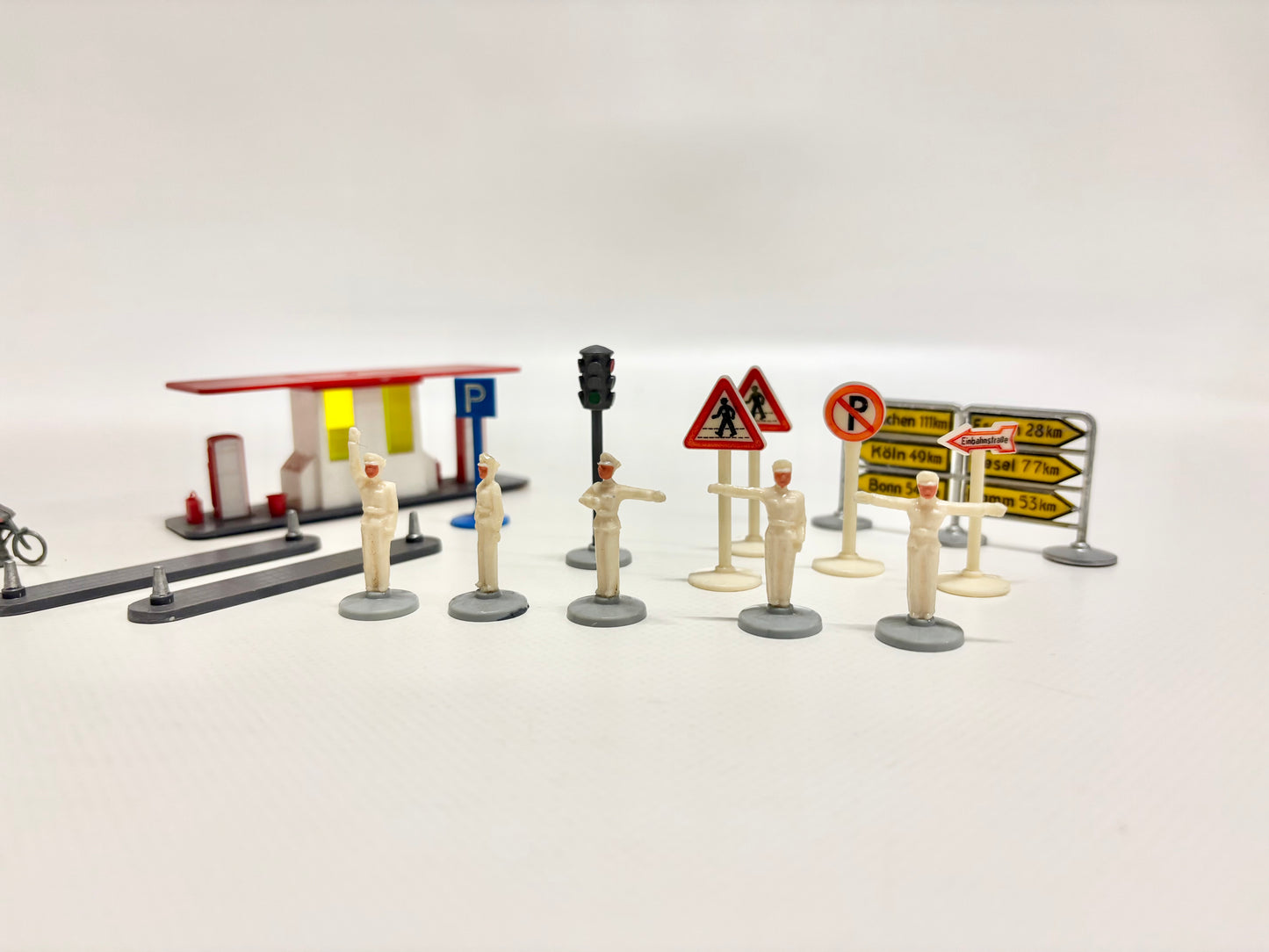 Wiking 1950er Jahre Zubehör Verkehrspolizisten, Tankstelle, Verkehrsschilder usw.