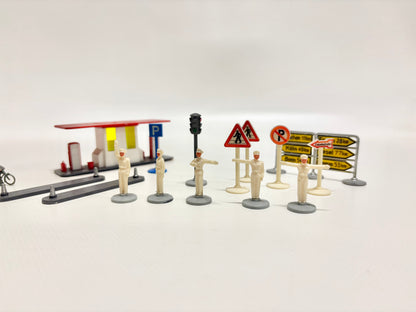 Wiking 1950er Jahre Zubehör Verkehrspolizisten, Tankstelle, Verkehrsschilder usw.