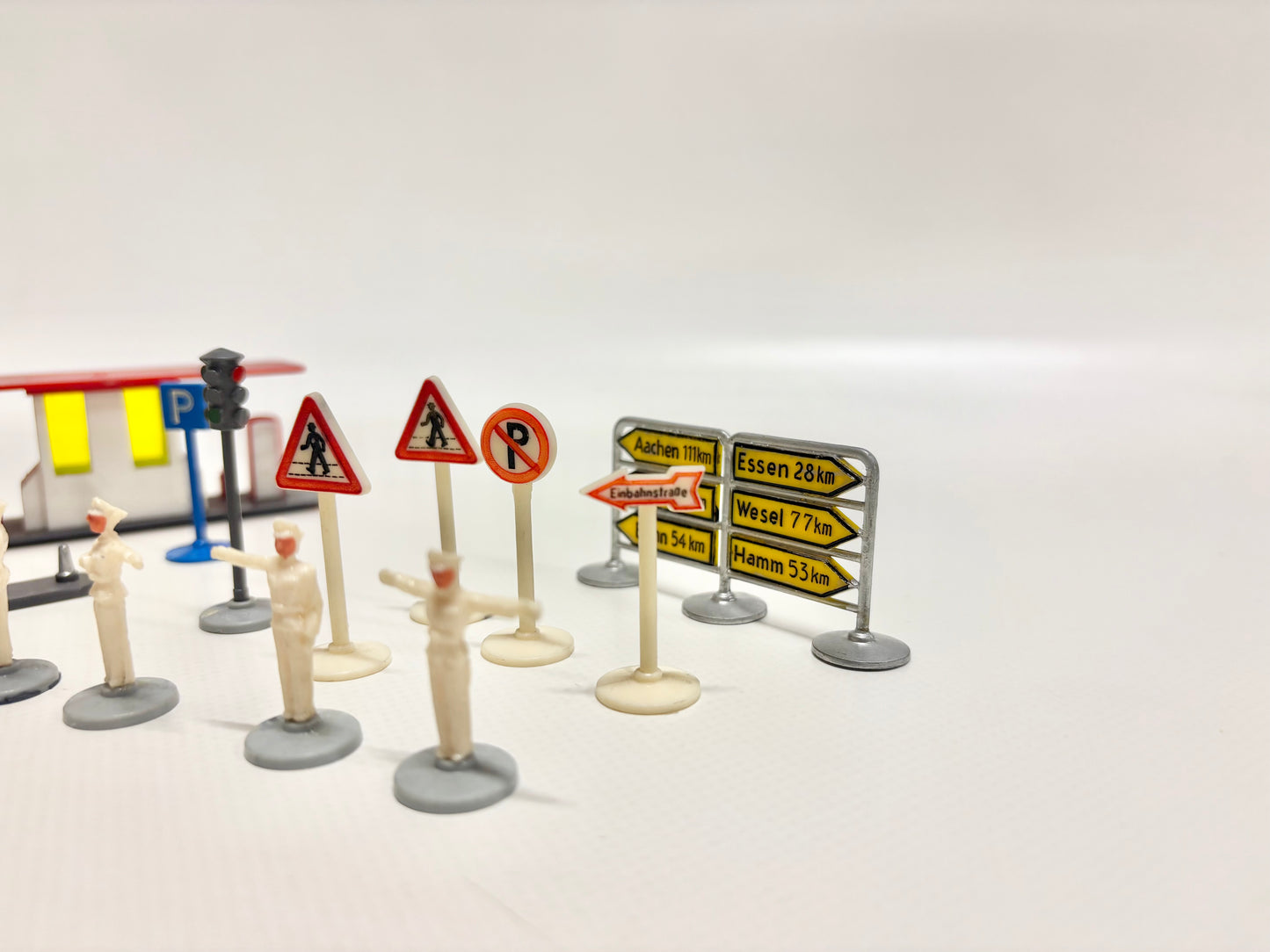 Wiking 1950er Jahre Zubehör Verkehrspolizisten, Tankstelle, Verkehrsschilder usw.