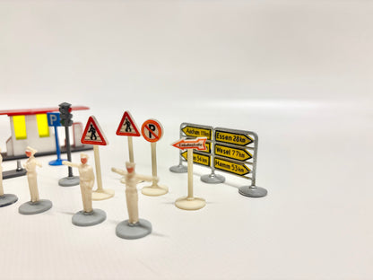 Wiking 1950er Jahre Zubehör Verkehrspolizisten, Tankstelle, Verkehrsschilder usw.