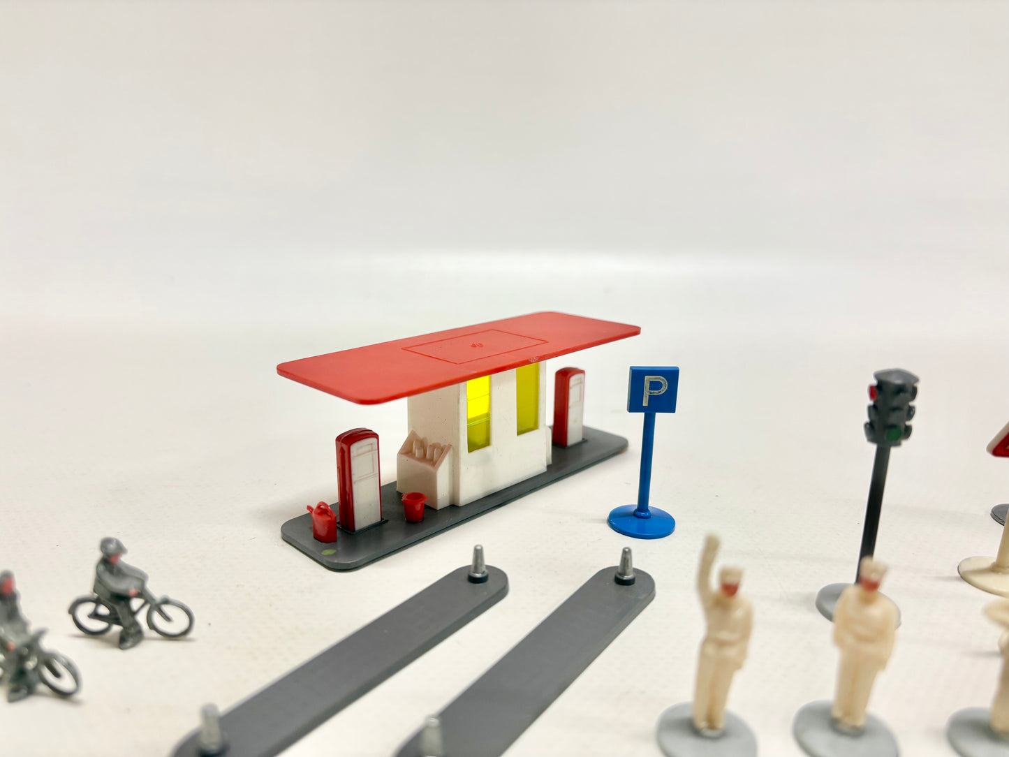 Wiking 1950er Jahre Zubehör Verkehrspolizisten, Tankstelle, Verkehrsschilder usw.