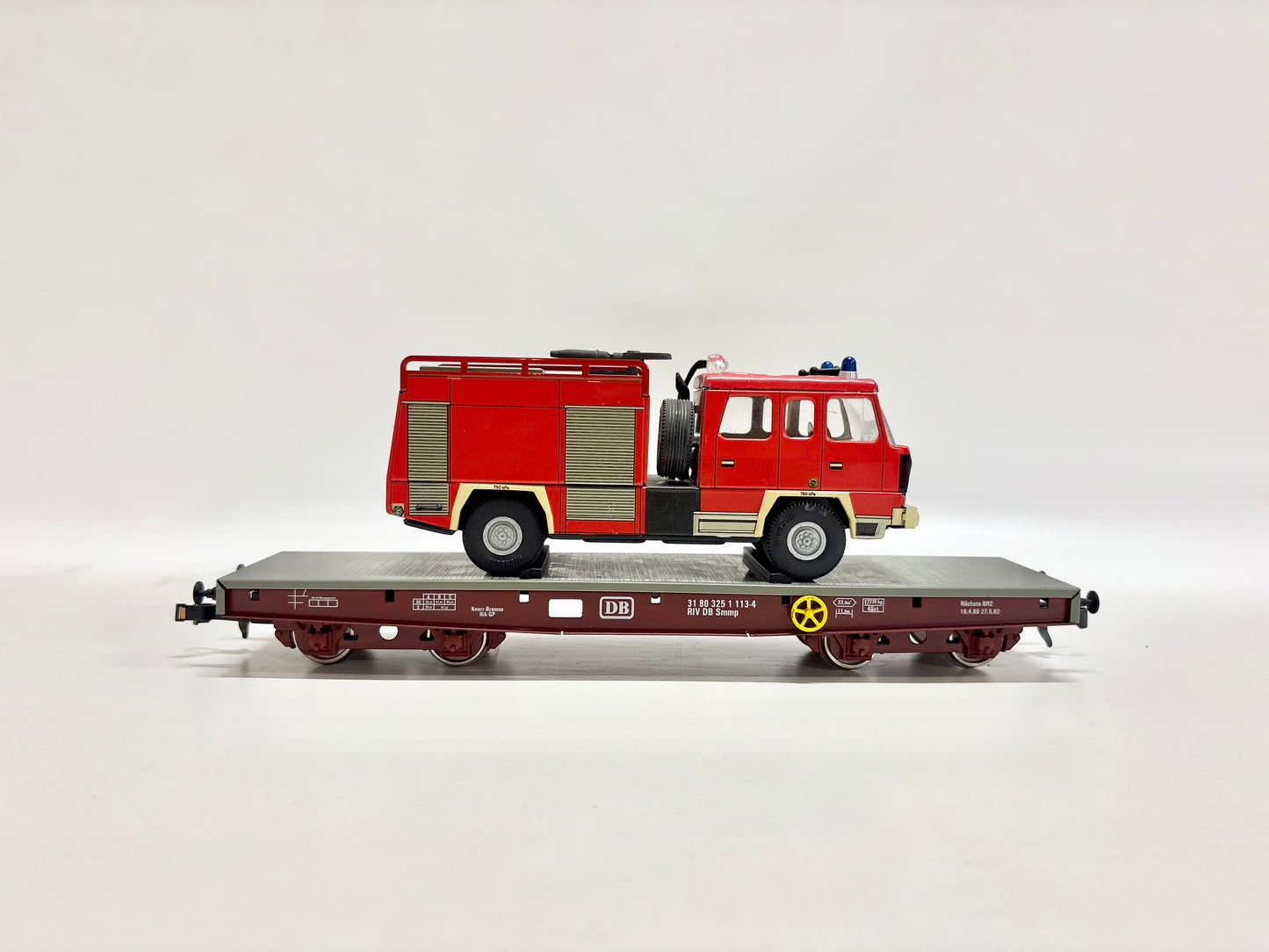 ETS 492 Güterwagen Schwerlastwagen mit Feuerwehrfahrzeug DB Spur 0