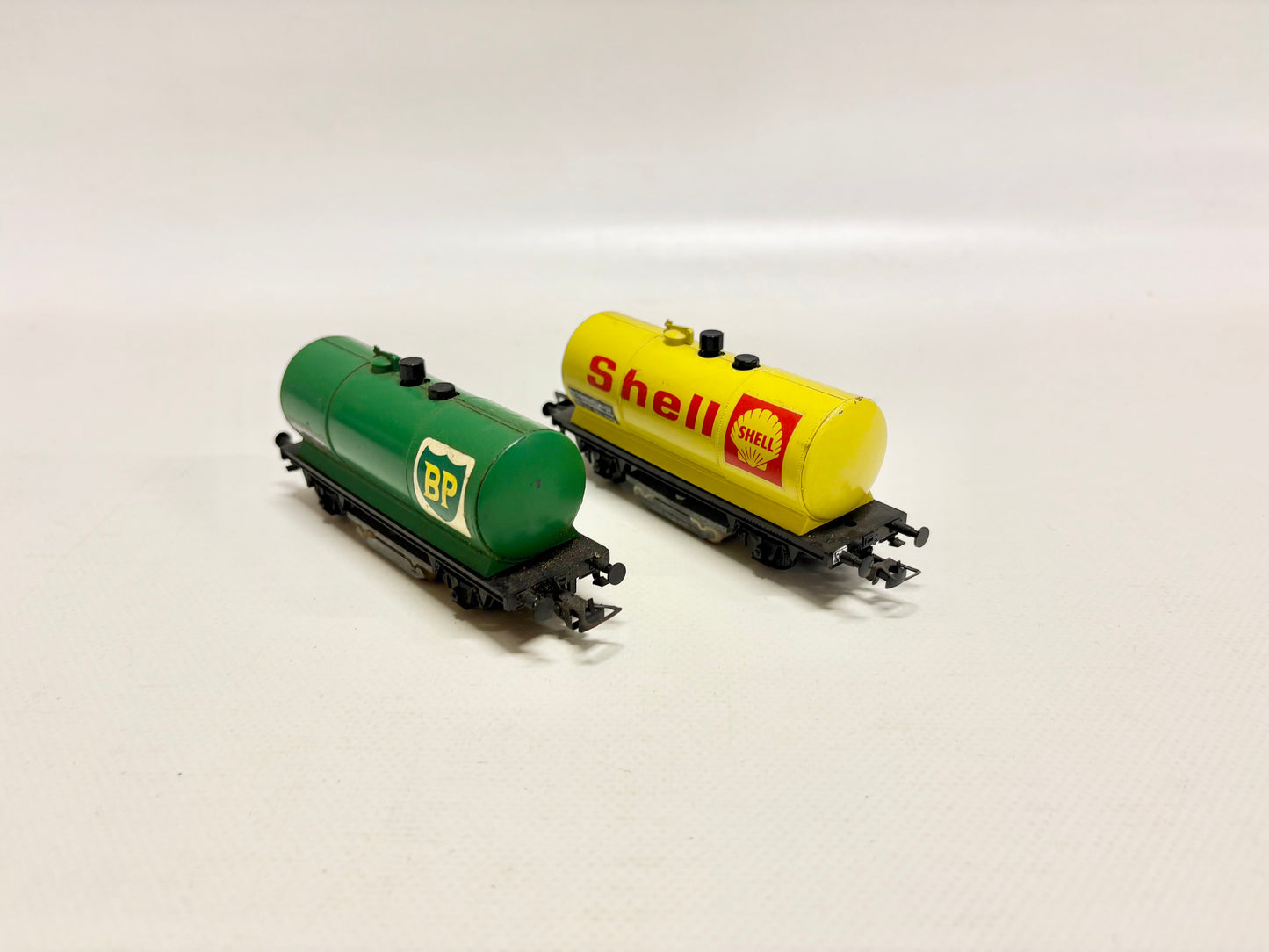 Liliput 2x Schienenreinigungswagen Kesselwagen BP Shell ÖBB H0