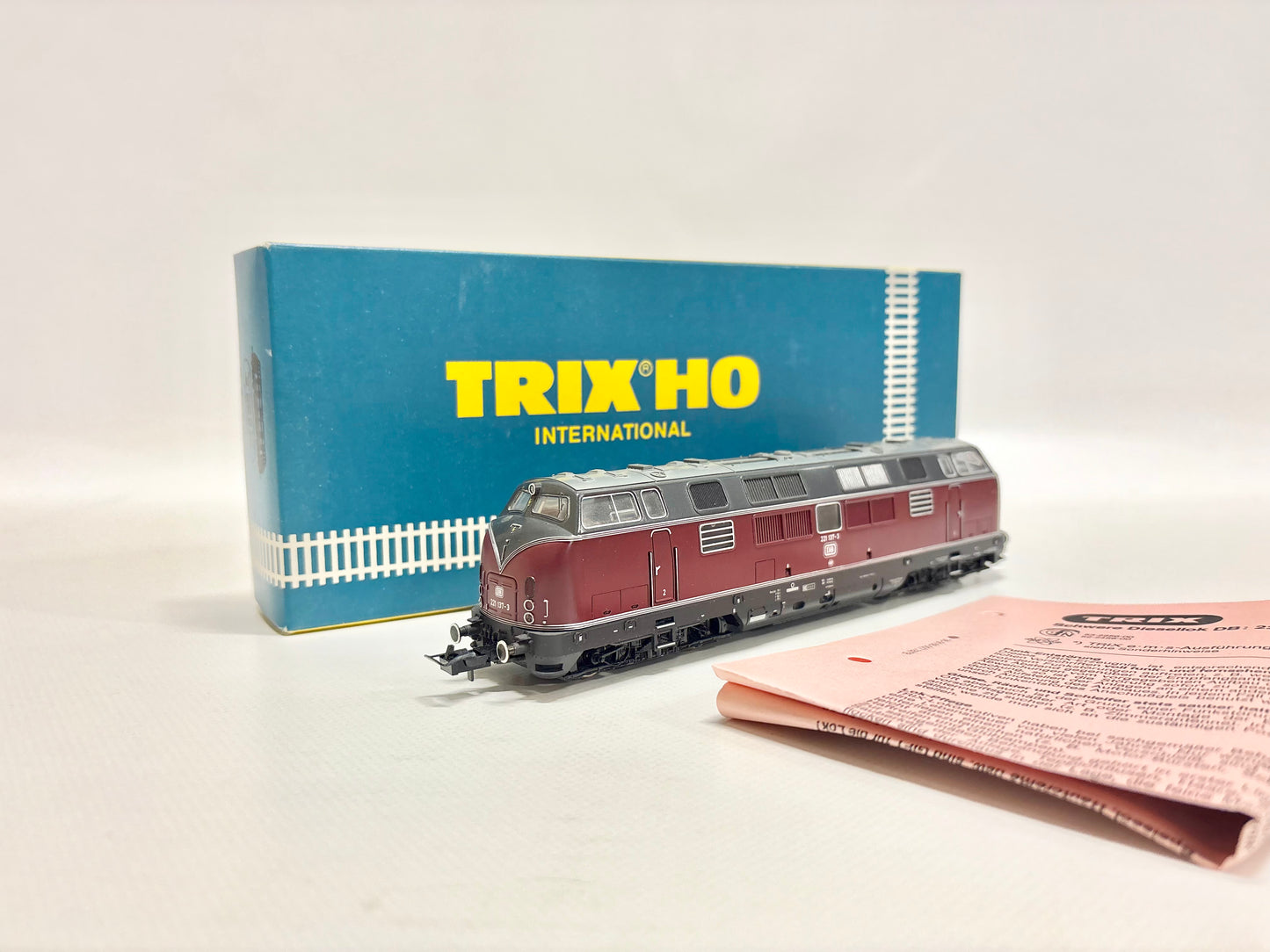 Trix 2456 Diesellok Br 221 137-3 DB DC H0