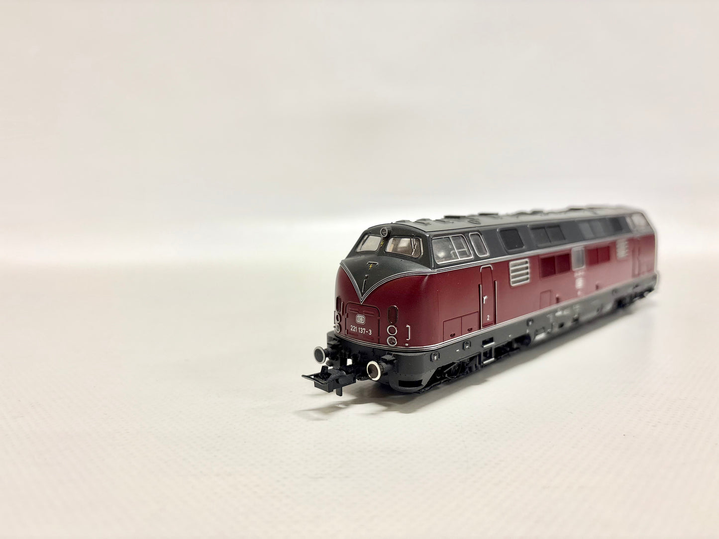 Trix 2456 Diesellok Br 221 137-3 DB DC H0